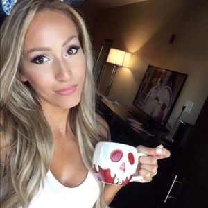 Meet your Posher, Yvette